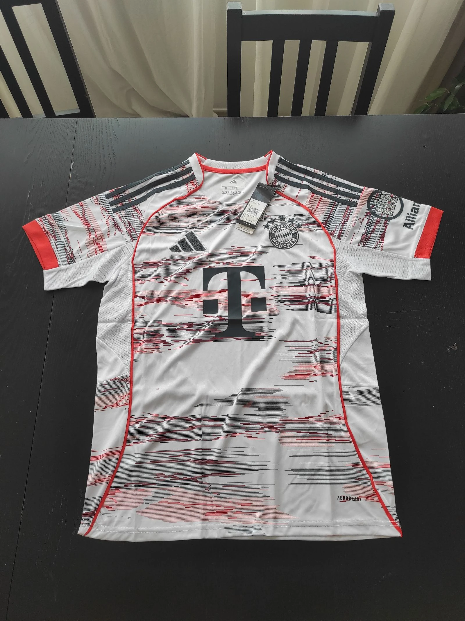 Camisola Alternativa do Bayern de Munique, época 25/26, tamanho M 
